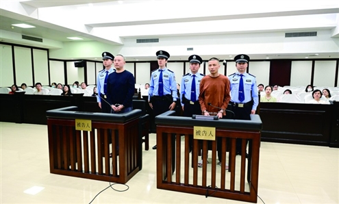 魏家犯罪集团部分被告人受审现场图 新华社发